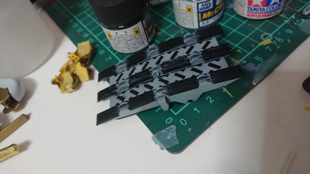 エアブラシで全体を塗装後筆塗りで塗り分け