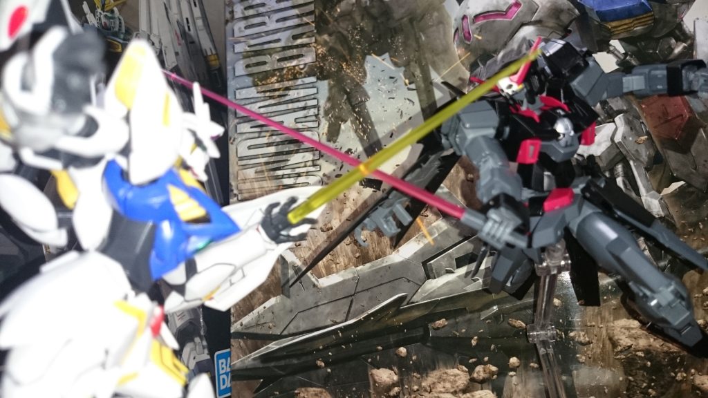 この2機、ハイスクールの卒業式で戦った時と互いの機体のカラーリングが逆になってるんスよね。黒いゼダスRとダークハウンド、白いAGE-1とレギルスといった具合で