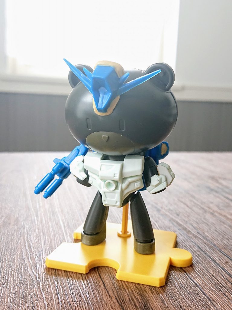 頭部はFAZZらしい形になるように初めてパテとプラ板を使って作ってみました。