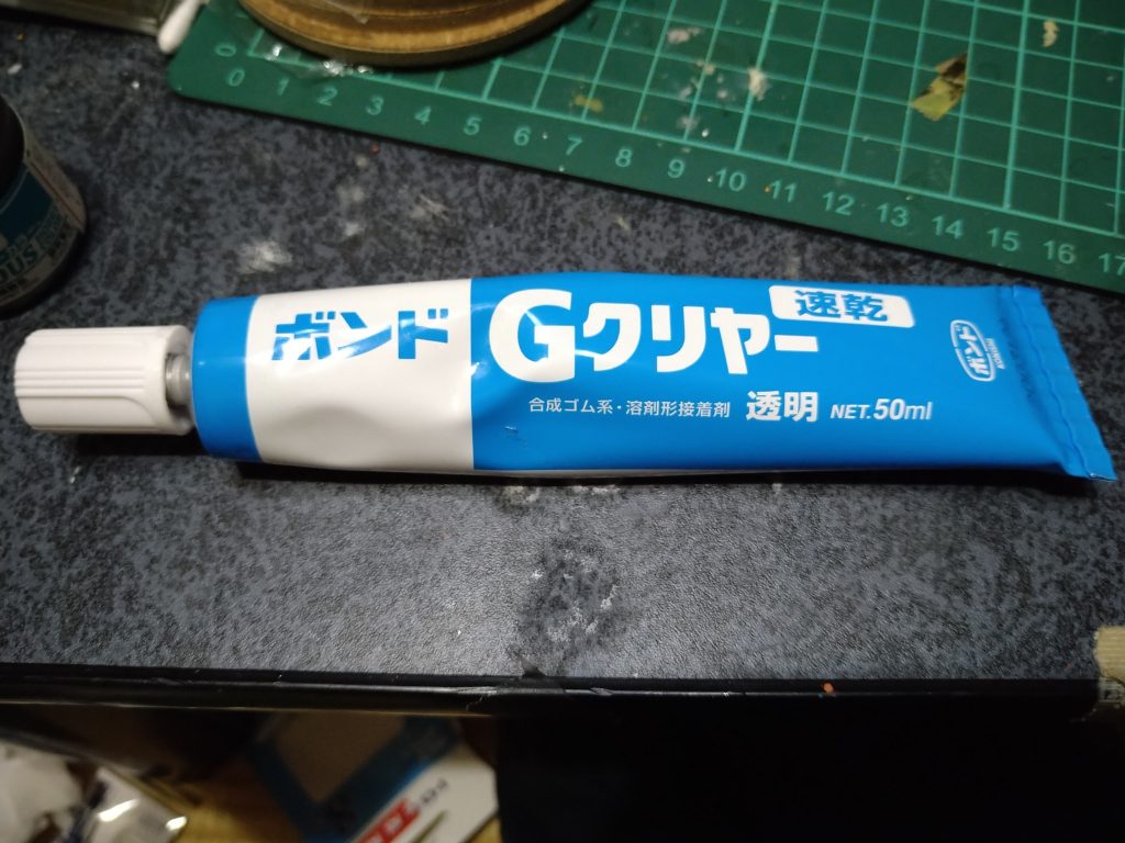 上記したあるものの正体Gクリヤーボンドです。透明なボンドということ何か出来そうと思って色々試した結果今回の作品ができました。接着剤な為扱いは難しいですが個人的には面白いアイテムです。