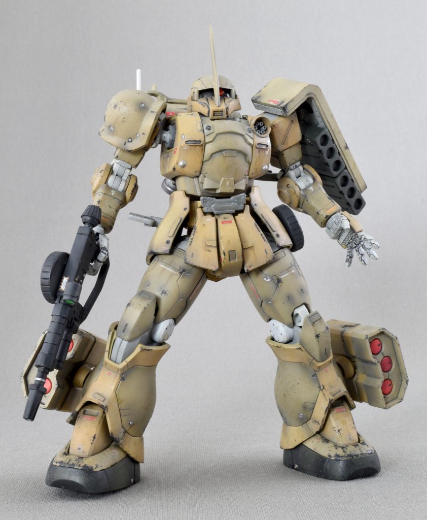 ■改造したとこ
・顔のマスクを短くして精悍な感じに
・胸板をちょっと浮かせてマッシブに
・胸部にバルカン砲追加
・腰アーマーをちょっと延長
・ライフルの弾倉位置を旧ザク仕様に
・バックパックの形状変更
・脚にミサイルランチャー追加
とかとか色々