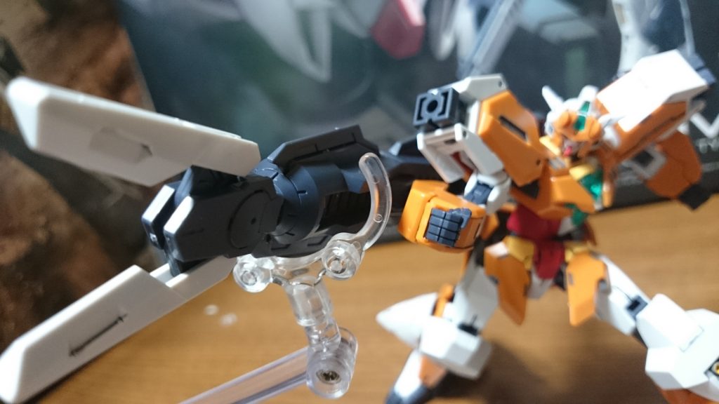 「スイッチング・クロー！！」
ヒロトは右腕のメガニックドライバーを回転させ、ヴァイスプライヤを前面へと展開させる！