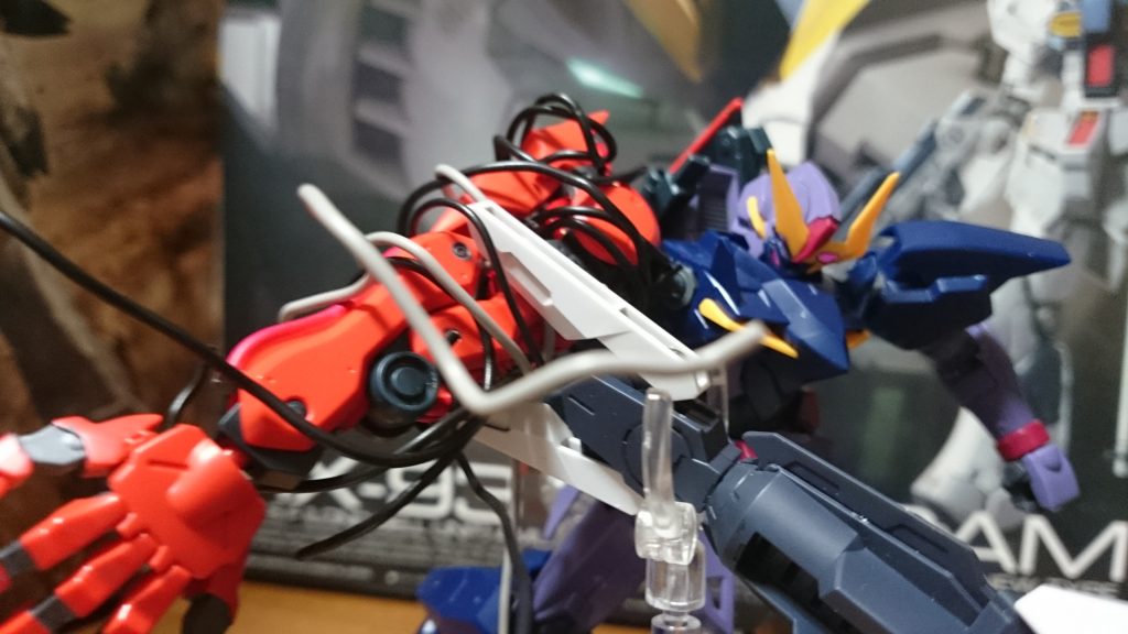 ヴァイスプライヤがゼルトザームの異形の右腕を挟む！

「おおおおおおおッ！！！」