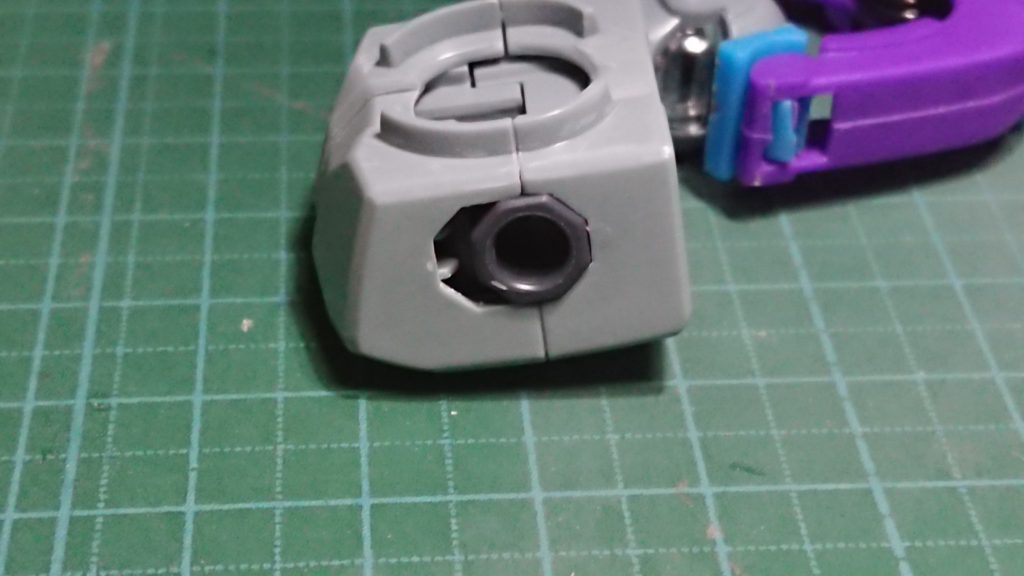 作業時間短縮のため、目立つ合わせ目は両側カンナ掛けで、スジ彫り風に。