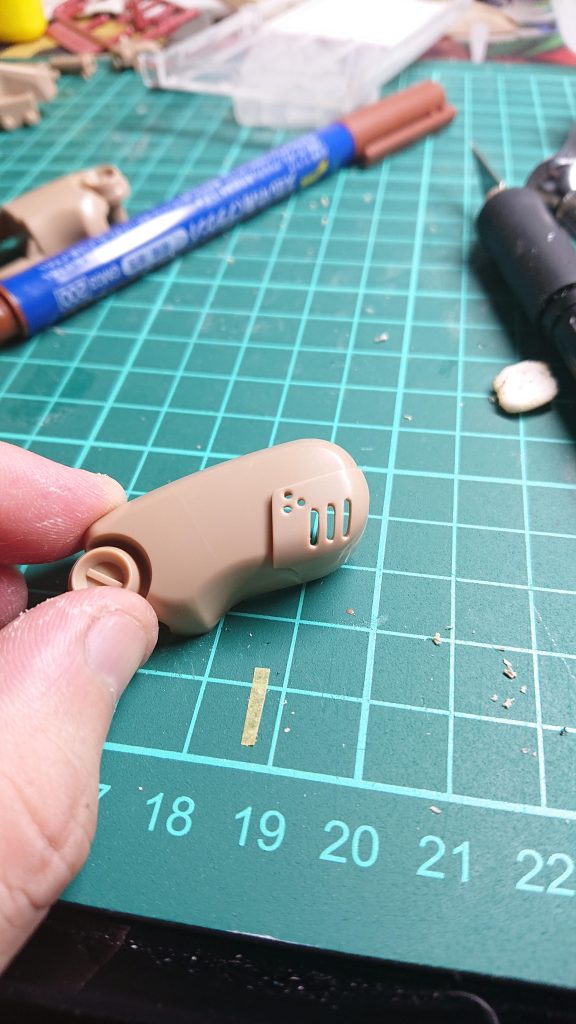 完全に見えませんが、太ももの部分は丸モールドだけじゃなく穴空けしてます。この程度でも中々時間がかかりました。