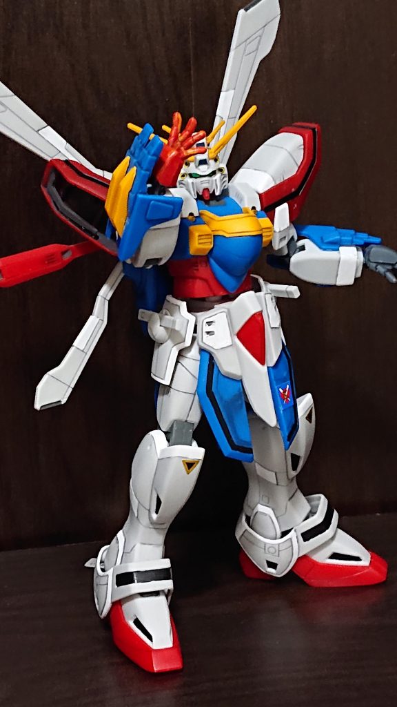 基本的に成形色です。頭の一番上のセンサーがもともと色分けされてなかったので白で塗ったところ、見事に本体の色から浮いたので部分塗装しました。