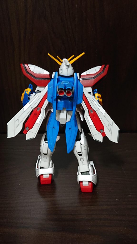 息子のガンプラバトルではお気に入りの機体です。
今回の破損箇所、両膝関節、右アンテナ、右ウイング…バトルの激しさを物語ります。