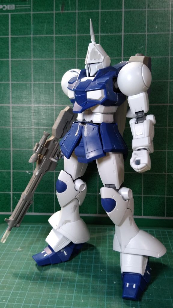 顔、胴体、脛部分が、スロットパーツです。
角は、ギャンの物を延長して取り付けました。
ライフルは、ゲルググＪ（旧タイプ）の物を、トリガー部分を作り直して、持たせました。