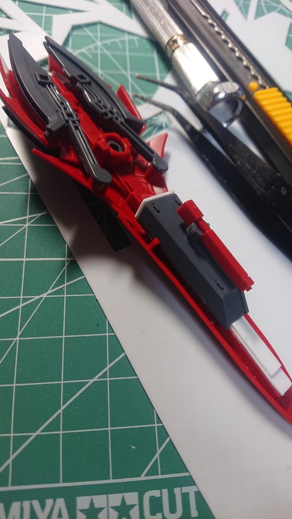 シールド裏がちゃっちいのでちょいと手を加えました。
ビームサーベルをマウントさせましたが、肝心のビーム部分作り忘れました反省。