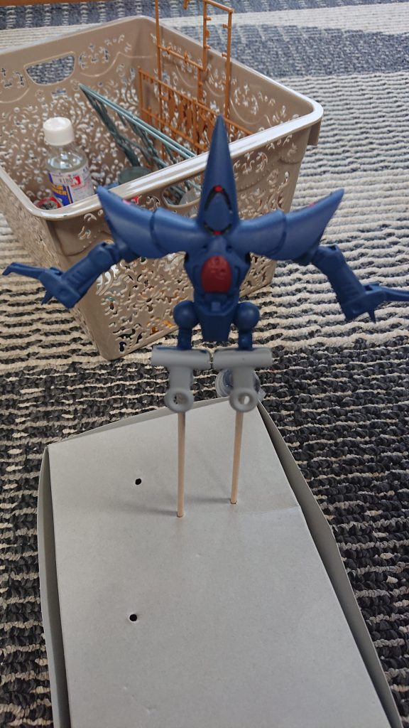 箱にぶっ刺して塗装しております。