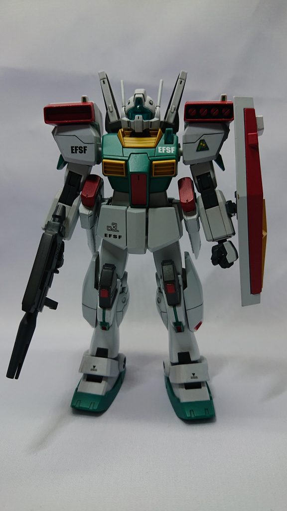 ちょっとだけですが、胸部と肩にスジ彫りを追加しました。
分かりにくいですが、胸部のカメラもランナーから切り出して、取り付けました。