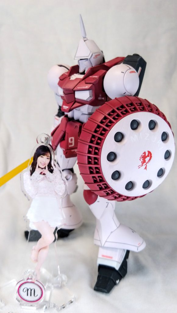 そして、ここからが本番！（ヲタ話です）

最初に書きましたが、カラーリングをミスったが、濃いピンクを活かしてやはりここは自分の推しである、モーニング娘。’20の譜久村聖ちゃん（メンバーカラーが、濃いピンク）仕様にするべく、９期の９デカールや、ふくちゃんが好きなペガサスのデカールで、ドレスアップ！
シールドにMIZUKIと入れたが、白とピンクが近すぎて、いまいち目立ちません（涙）

まぁ、それでも、FSKといっしょに撮るといい感じなので、自己満足！

ただ、何で譜久村聖ちゃんが、ガンダム系じゃ無く、ギャンなのよ？
て、なるので、あくまでも推しヲタ専用機って事で（笑）。