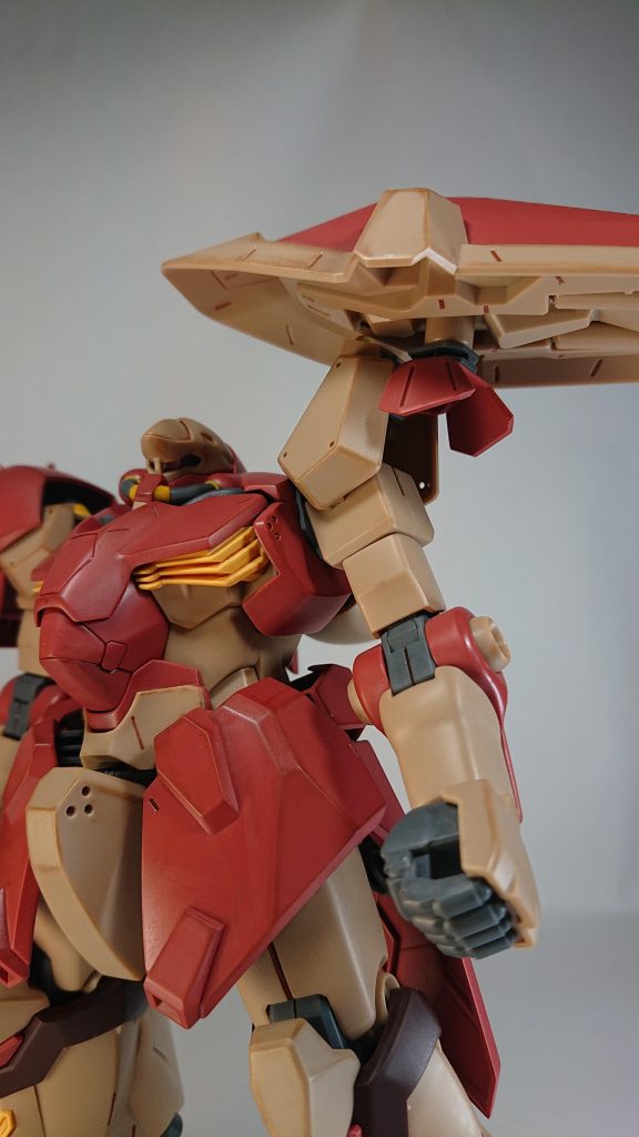 個人的なイメージですがシールドは左肩についてるイメージだったので、シールドのホルダーを加工して、肩にシールドを装備。干渉しないように肩も切ってます。