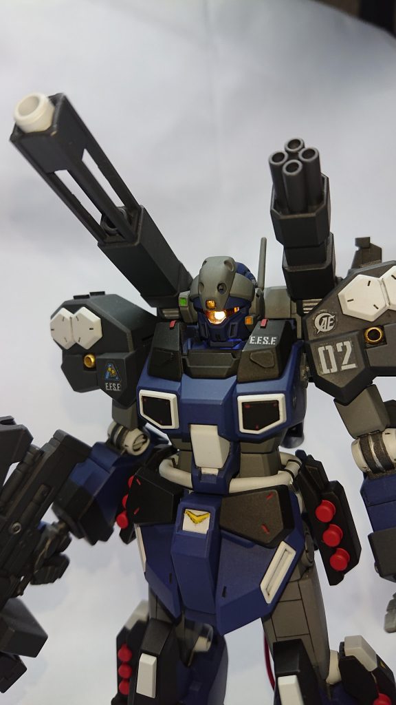 アップでっ❗ メインカメラだけじゃなく、頭のカバー?の部分もLEDで光るように穴をあけてランナーを加工したのを埋め込んでます。
前回同様、配線が細すぎて一度断線して、大改修の末、LEDを光らせる事が出来ました。
※学習能力ゼロです(TдT)
肩アーマーのところに、メタルビーズも付けました。