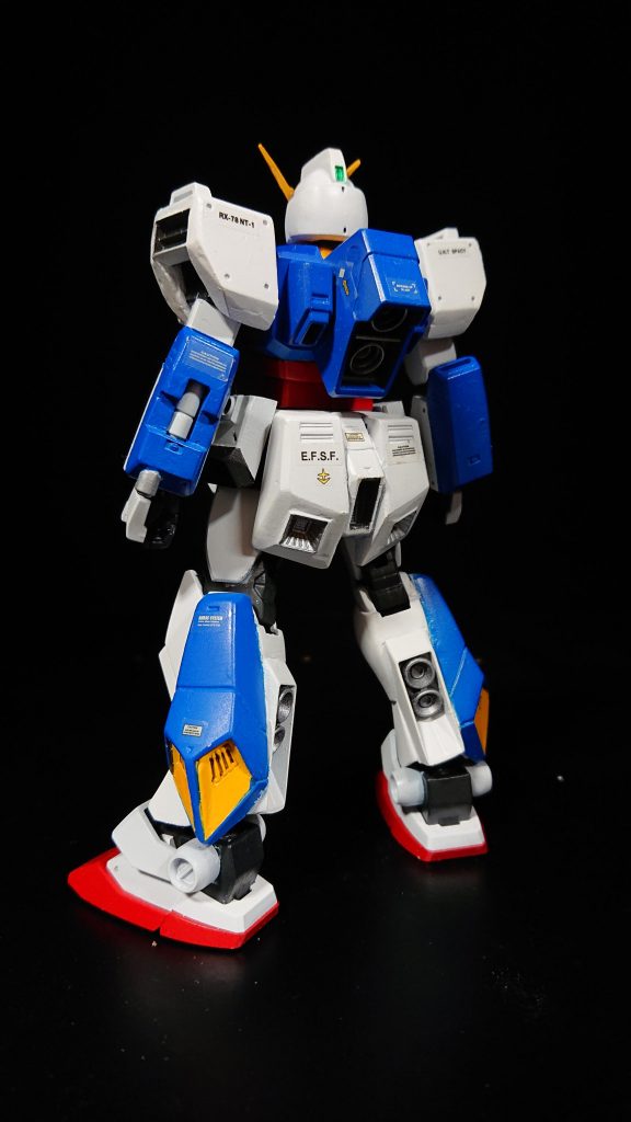 左腕にビームサーベルをマウントしてあります
νの腕のサーベルと同じです