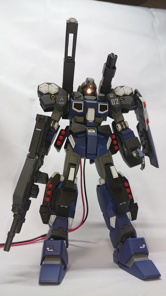 煽りで❗ なんか睨まれてる感がでました
(;・ω・)
脛のところは、MGを真似してスジ彫りを追加。
あと、太腿もスジ彫りしました。