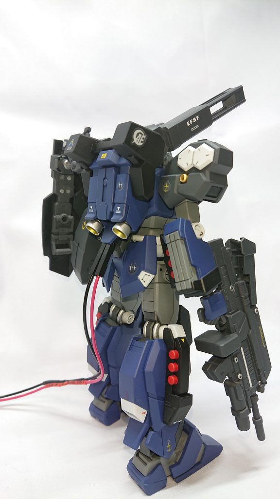 背面の電源接続部は、こんな感じです。
バックパックと背中の間に接続部をもってきてるので、配線を外すと目立たなくなります。