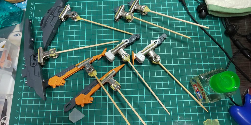 合わせ目が出るパーツを接着して、ラインを消しました。