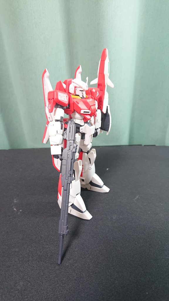 少し残念なところとしてはビームライフルがUC版の流用なことです。設定だと、ビールライフルは百式が使用しているものをこの機体も使用しているということなので、HG版にもつけてほしかったです。MG版にはしっかり、百式のビームライフルが付属するらしいです。このライフルも長身でかっこいいですけどね。