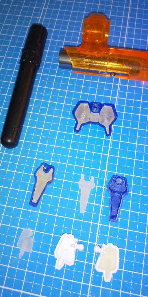 リビルドの際、分かりづらい部分になりますが 腰のアーマーの裏面に 肉埋めアーマーパーツを作成しています
作成に使用しているのはUVレジンなど液体プラスチックになります