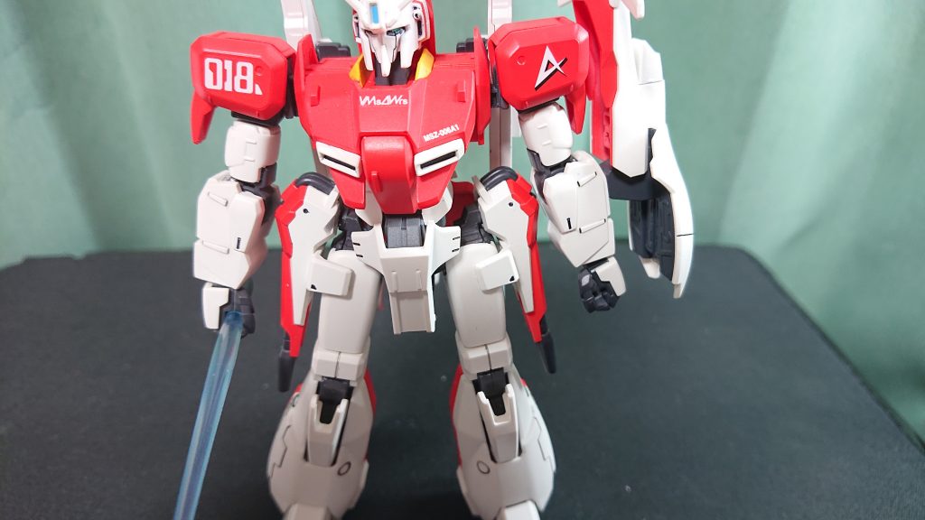 ちょっと腰回り弱そうです(笑)
ビームサーベルの柄を収納するスペースはありません。