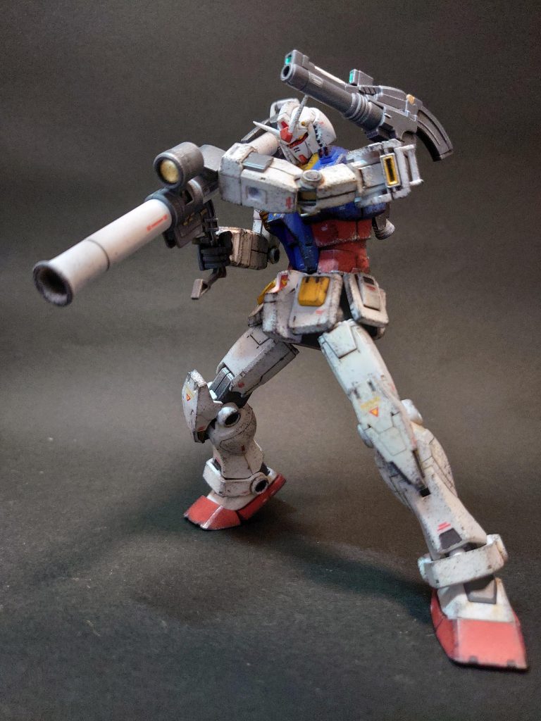 HGでは珍しく、バズーカの砲身が成型色で白になっていて、嬉しいですね。
スコープはガンダムマーカーシャインシルバーの上に、ガンダムリアルタッチマーカーのイエローを重ね塗りし、クリアーイエローっぽくしています。