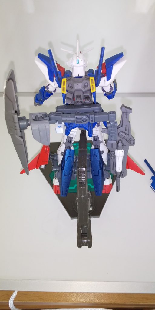 ブースターを外してジョイント部分を
ジョイントパーツは ビルドシリーズの パーツを使用して作成しています
バックパックおよび腰アーマーに干渉しない様に装備
両手の武装をマウント出来る仕様にしています
シールドも少し変更して、ハンドグリップで握るタイプに 変更しております