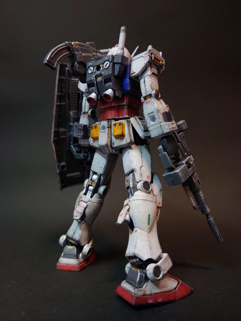 背面。バックパックや各関節と武装のグレーなパーツ(あと白だけどシールドや装甲の裏とか)は、ランナーごとタミヤのブライトガンメタルスプレー缶を吹きました。どうせウェザリングするのでゲート跡は気にせず大雑把にやるのが吉ですね。
また、ブライトガンメタルの上にガンダムマーカーのゴールドやシャインシルバーを塗ると、渋く光るので気に入っています。