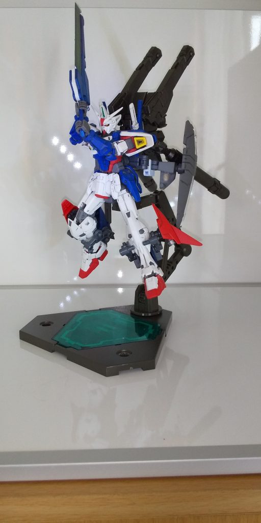 バスターソードを構えてみました
サムライマスターソードは、バンダイスピリット販売の正規パーツではありませんがガンプラに持たせたデザインはバッチリだと思います
ジェミナスに持たせるため、若干グリップ部分を削っています