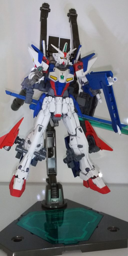 サムライマスターソードの 変形モードを持たせて 2丁拳銃 による 射撃姿勢を1枚
サムライマスターソードは 変形機構を持っており 鞘パーツがガンモードになります
ジェミナスの機体設定であるパーツ換装による状況に合わせた武装選択、ってのがありますが武器にも可変システムを取り入れてより万能な対応力を出そうとするイメージです