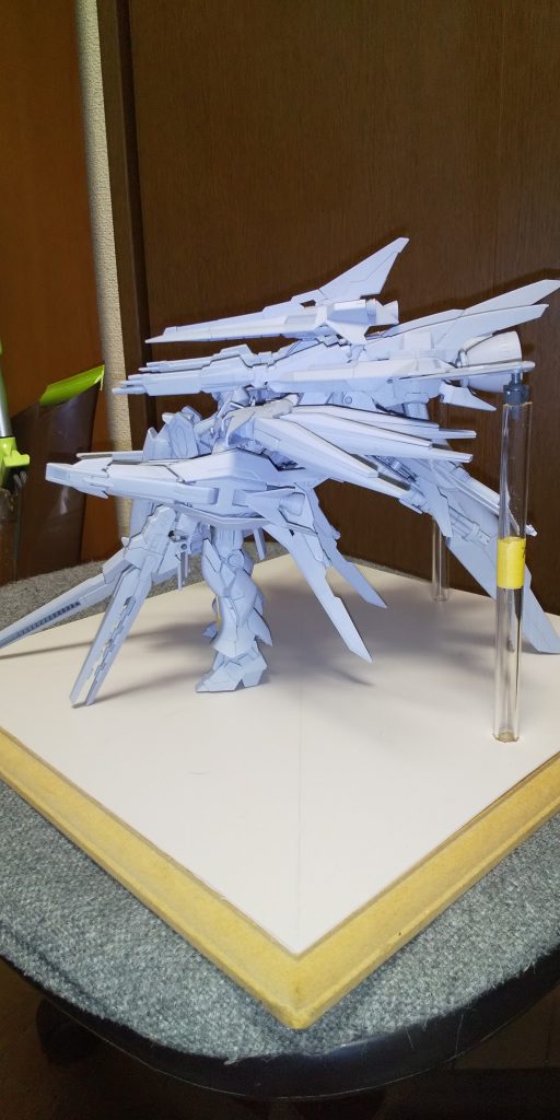 側面。後ろが重たくて自立出来るようにと、支え目的でプロペラントタンク作ったが、やっぱり専用台座&支え棒で立たせることに・・・