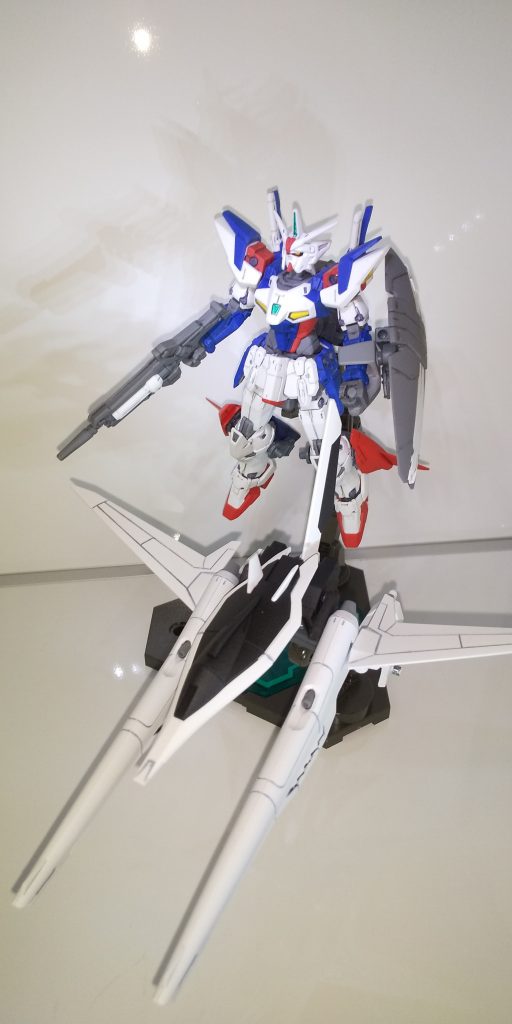 ジェミナス本体とアーマーのフライトショット
ジェミナス本体は前回投稿した際、足に付けたブースターの取り付けがイマイチに思えたので、シンプルで脱着をより簡単に出来るように改修してみました
アーマーパーツはセイバーガンダムのバックパックをメインに使用し、
バックパック単体の名前は
クロスアーマー『CEセイバーブースター』
アーマーの名前は、掛け合わせる意味でクロス、CEはアーマーパーツの世界観がどこかを表して今回はコズミックイラのセイバーだったため、CEセイバーとしました