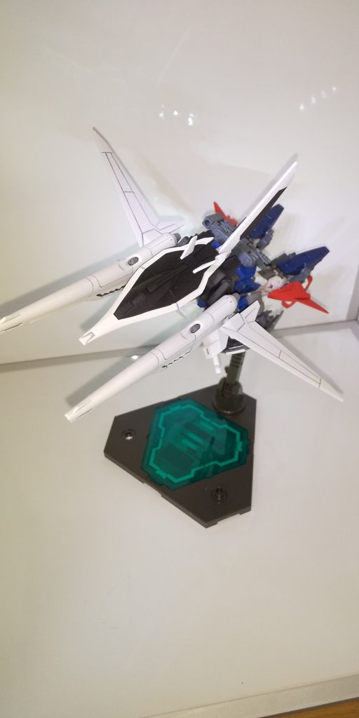 高速飛行モード
うつ伏せになってキャノンとシールドを前方に出すだけですが割りと様になります
腰にサブアーム付きのパーツを取り付けライフルのマウント他、武装の着脱、隠し腕ギミックぽくしてます
センサー系色付けしとけばよかった