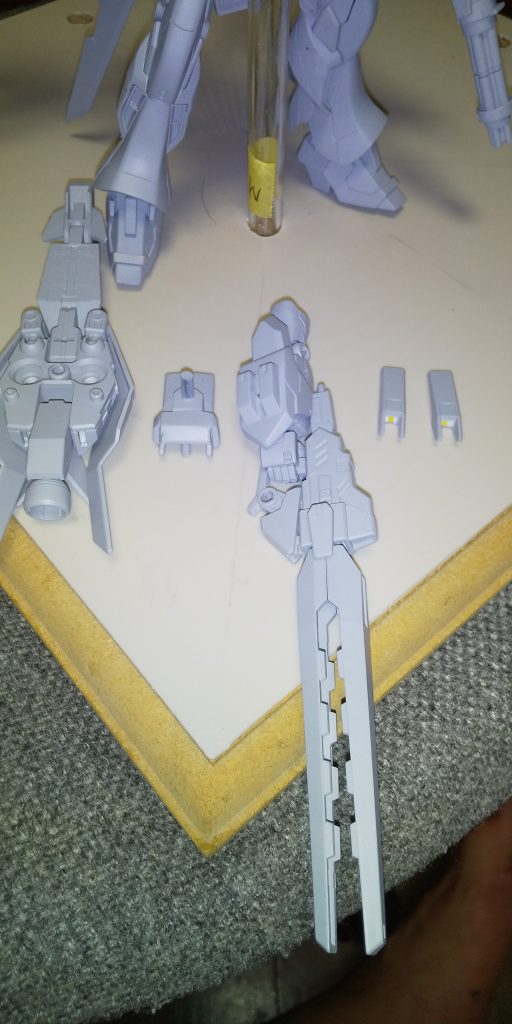 レヴと右手の間にあるのが自作したジョイントパーツ。キット付属のクローと差し替え出来るようにしました。最初、上の参照画像を元に作ったらレブの左右の高さがマチマチに・・・。ジョイントの棒の位置を上にズラして対応しました。