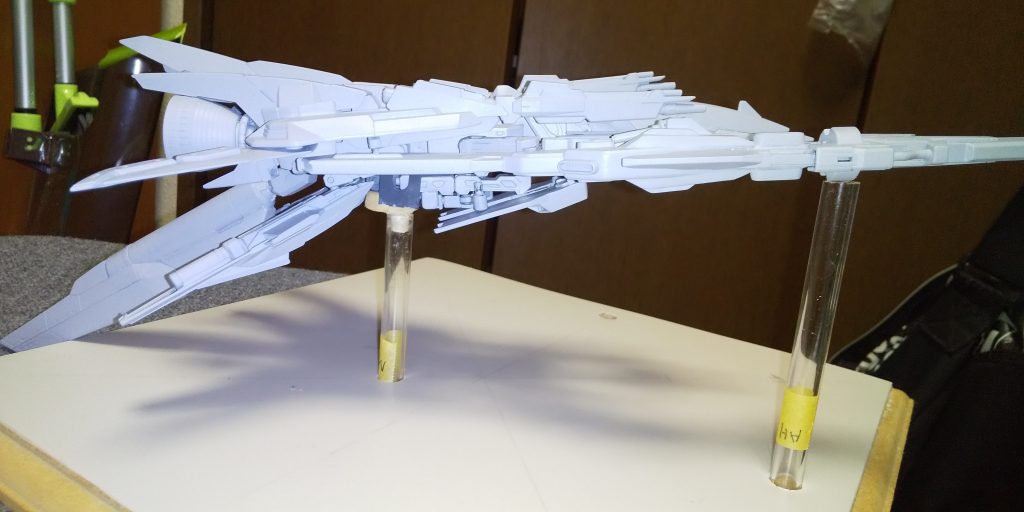 側面。スタンドとのジョイントパーツがまだ未完成でそこだけ色違う💦