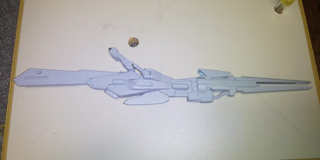 ビームランチャー。ライトニングバックウェポンのビームキャノンとZガンダムのハイパーメガランチャーを繋げて色々盛ってます。ハンドグリップは平べったいのだと持った時に本体の手首が外れるので、ビームサーベルでグリップ作りました。