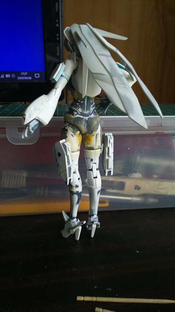 後ろ側、ハンドガンも短くなってるんですが、それでもちょっと劇中より大きい気がします、固定の奴を作った方が良かったかなぁと思う今日この頃