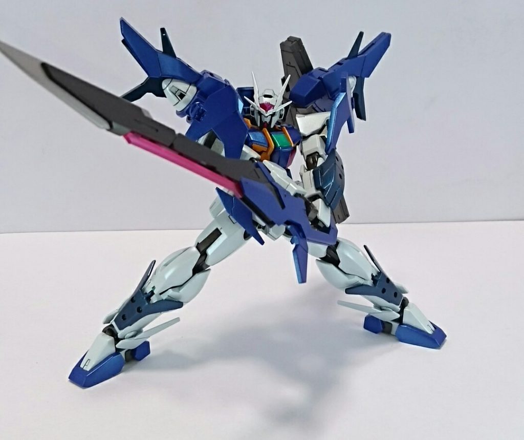 バスターソードは一色だと寂しいのでダブルオーガンダムやエクシアの武器のように青を入れました。