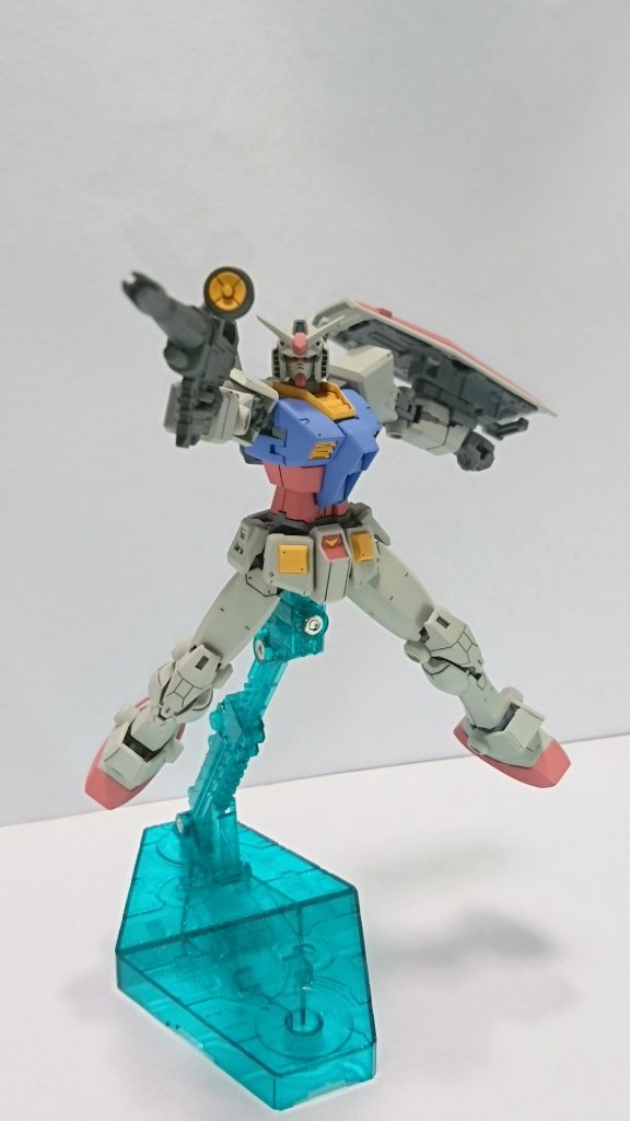 ビームライフルは見映え優先で腰への接続パーツをカットしてます。