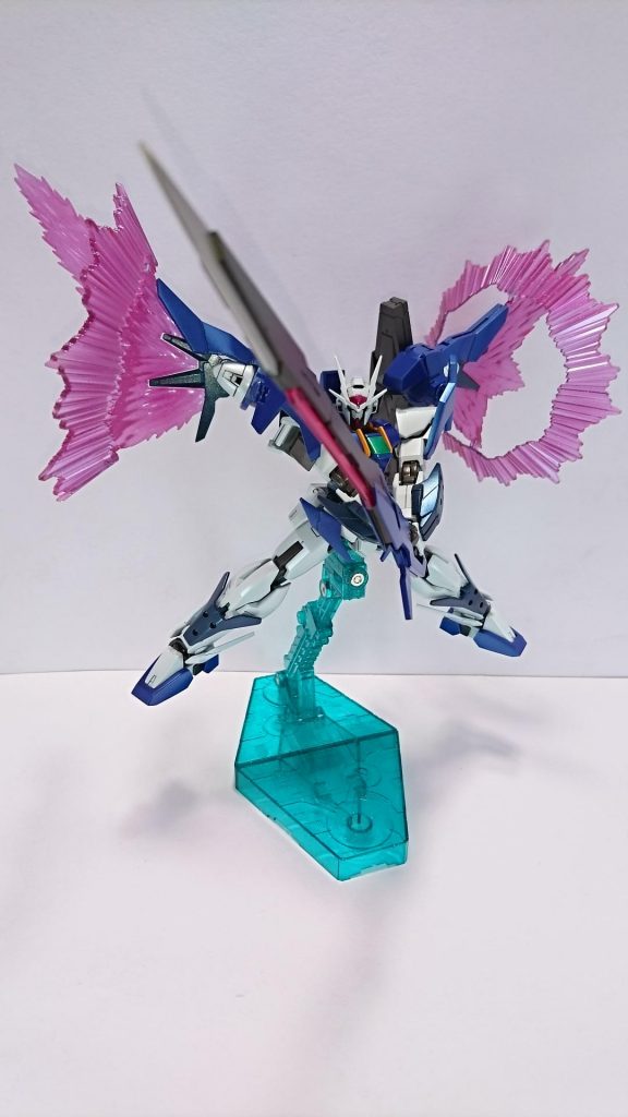 本体は光沢クリアーで一旦テカテカにした後、そのテカテカを曇らすように絞り気味でスーパークリアーⅢを吹いて鈍い光沢に。

エフェクトパーツは光沢にして差別化しました。