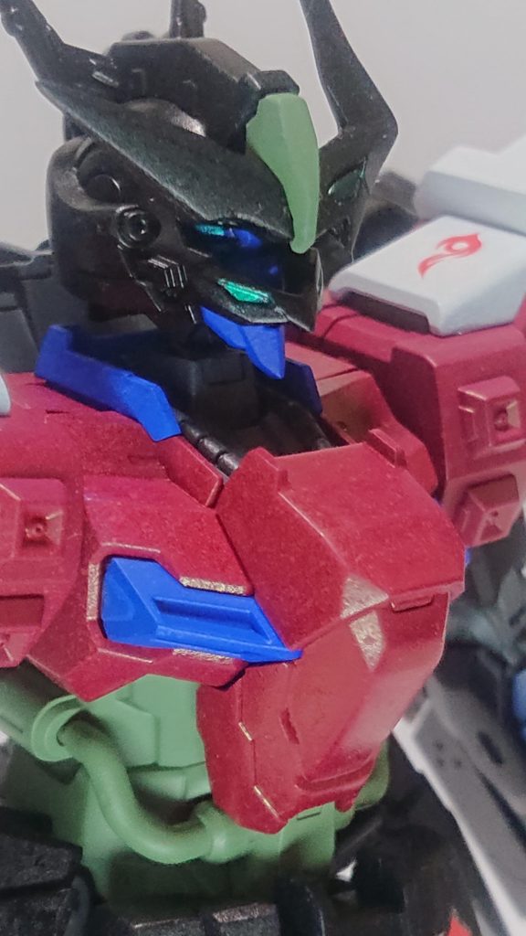 顔はアップ且つライト当てないとわからないけれど、ちゃんとムーン本来のツインアイも塗装してます。