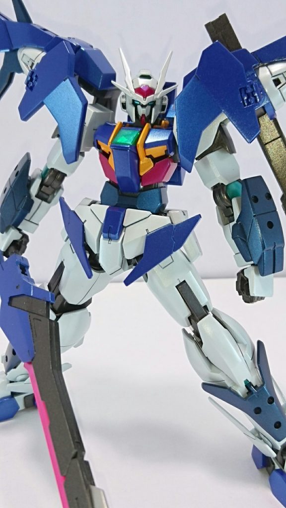 ツインアイは偏光パールを吹いてます。

元々このガンダムは目が小さく、ひさしが影になってしまうので明るい色を使用してます。