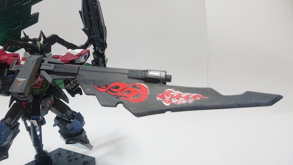 ライフル構え
ポーズのために左手添えてますが、本来は右手のみで射撃及び斬撃を繰り出す、という設定です。
ユッタはこんなのに遭遇したらどうするんでしょうね。