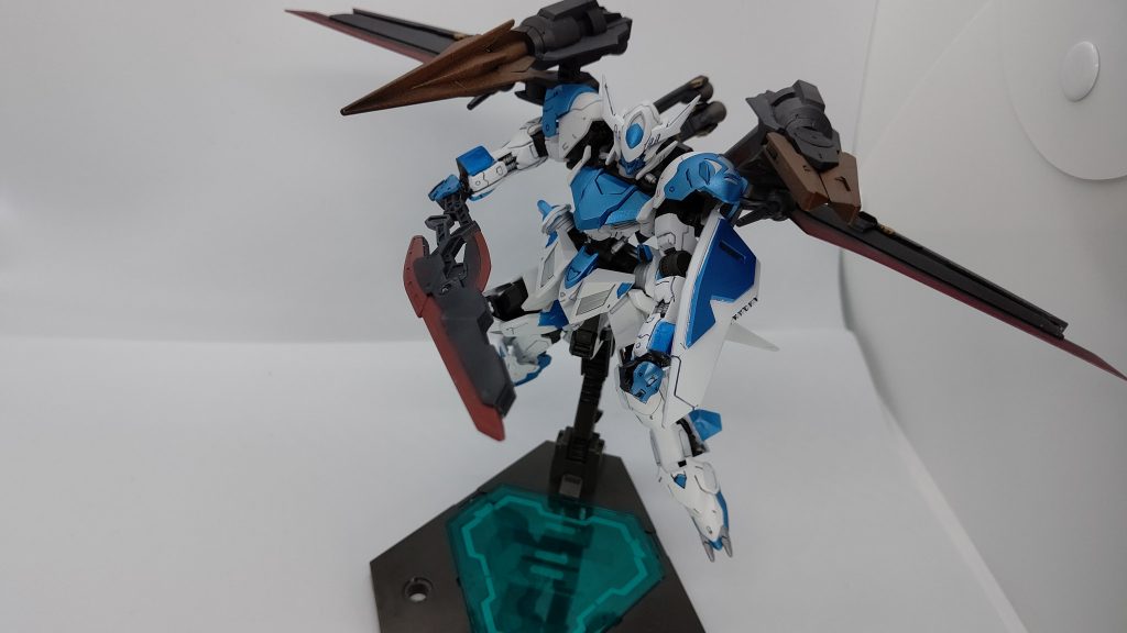 ヒートレヴブレード
腰部背面に懸架されている大剣。
使用時は刃が高温になり、熱と重量で叩き斬る。
柄のところで分割し、片刃の剣ヒートレヴソードと取り回し安い片手斧のヒートレヴアックスに分割して使用することも出来る。
ナノラミネートシールド
腕の肘部分にある接続箇所に取り付けて使用される盾。
元々はガンダムDXの物で、ルナチタニウム製の物にナノラミネートコートを施しているため、変に強力な一撃を防がない限りはそうそう破損する恐れが無いほど頑丈。
先端が尖っているため、刺突武器としても使用される。
ドリルユニット&クローユニット
ディストラクションユニットの翼部に懸架されているユニット。
それぞれ腕の肘部分にある接続箇所に取り付けて運用することも可能。
大型のスラスターが取り付けられており、推進力として使用出来る他、ユニットを単騎で射出し攻撃手段としても運用可能。
ナノラミネートアーマーが施されており、ビームを弾く盾としても使用出来る。
障害物の排除や重装甲の機体相手に使用される。