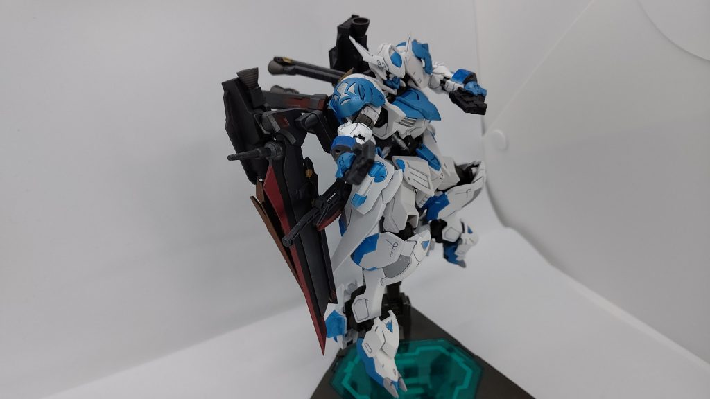 ビームハンドガン
腰部背面のリアスカートアーマーに懸架されている。
射程がほぼ無いに等しいが速射性能に優れており、近接戦闘時に使用される。