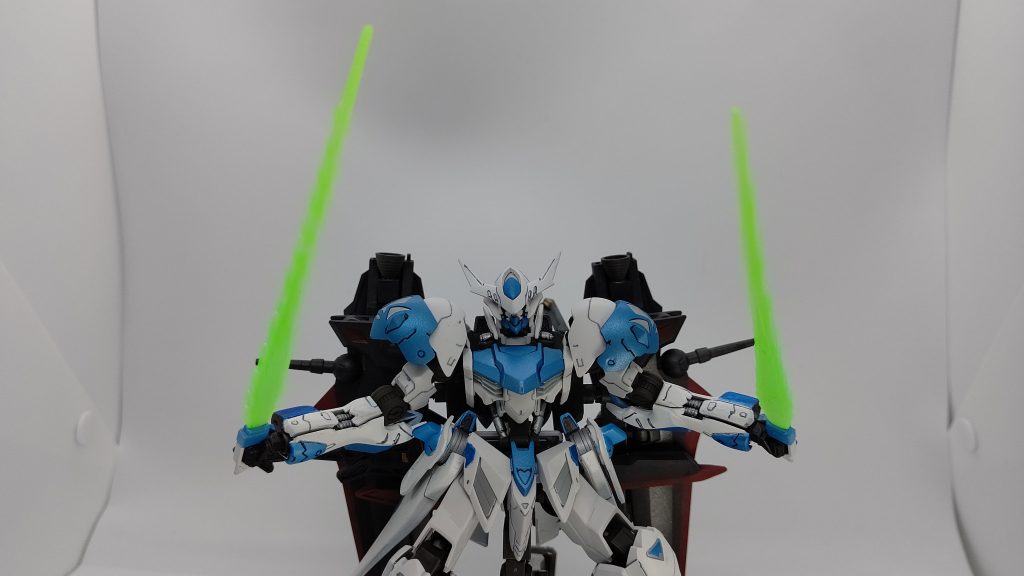 ハイパービームサーベル
エイハブリアクターの出力にものをいわせ、ガンダムDXのハイパービームサーベルの出力を何の考えも無しに上げることで相手のビームサーベルをも切断、ナノラミネートコートの装甲を数秒で溶断出来る様にした。
………が当然サーベル本体が持たず、ビーム刃を発現させてから3秒程度で損壊し大爆発を起こした為、かなり出力を落とした。
とはいえ、出力自体は上がっており、ビーム刃の色が少し白くなっている。
サーベルの柄にもナノラミネートアーマーが施されており、強度があるため殴る時の打撃武器としても使用可能。