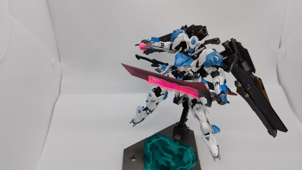 ビーム対艦刀 フラガラッハ
エイハブリアクターの潤沢な電力にものを言わせ、ストライクノワールで使用されるものよりビーム刃部分が太く強力になっている。
対艦刀の中でも小振りだが取り回し安いため、近接戦時では良く使用される。