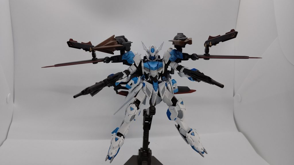 ビームライフル(右手)、ビームマシンガン(左手)
右手と左手に中~遠距離に対応したビームライフルと近~中距離に対応したビームマシンガンを主武装として装備。
2連装レールガン
ディストラクションユニットの翼部に畳んで収納されている。
エイハブリアクターの潤沢な電力にものを言わせ、ノワールストライカーのものより弾速と貫通力が向上している。
銃口がそれぞれほぼ360°向くため、オールレンジでのカバーが可能。