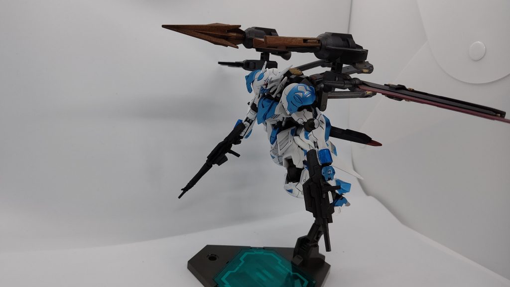 高速航行モード
名前の由来となった形態。
ユニット、腰部、脚部全てのスラスターを同方向に向けて全開で吹かすことで亜音速での航行が可能。
高速航行を行う形態とはいっても長距離の移動は出来ないが、戦場となっている場所を駆る分には十分な距離を航行可能。
敵対した者から「弾丸の様に突然飛んできて、準備する間も無く部隊が壊滅した」という証言から、「破滅の銃弾」(ディストラクションバレット)と呼ばれるようになる。