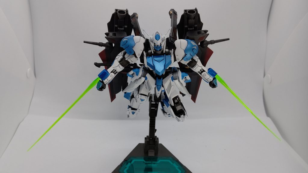 腕部ビームガン・ビームサーベル
両腕に内臓されたビーム兵装。
ビームガンとしてもビームサーベルとしても使用出来る。
近接戦時に「思いもよらない一撃」を与える為の他、搭乗者から「腕一つになっても戦えるようにしておいて欲しい」と強い要望があったため、内臓された。